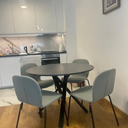 Luxurious 2 Bed Apt, Center *