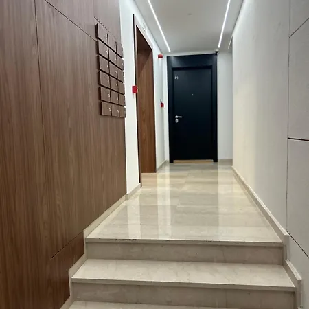 Luxurious 2 Bed Apt, Center 아파트 *